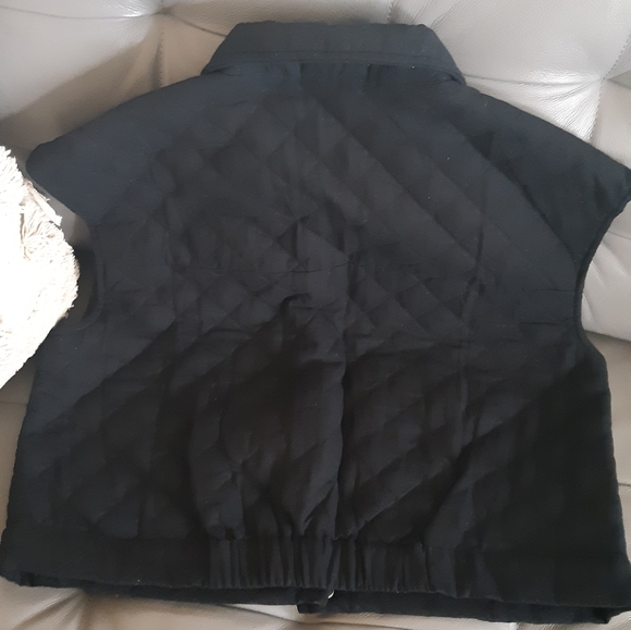 Black vest,so kool and feels so good on.Quilted detail with a boxy fit. - Picture 3 of 5